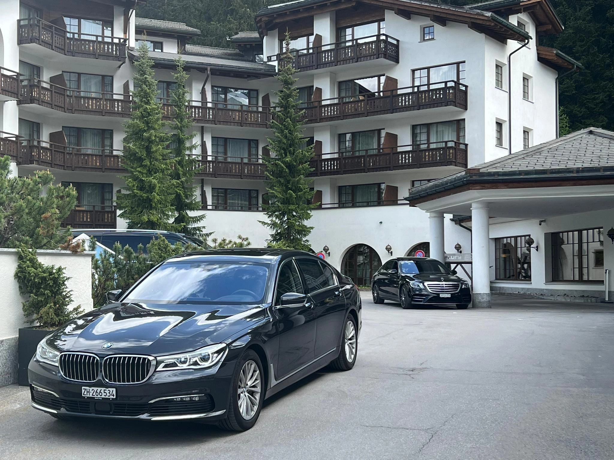 Veloura Transfers Business & VIP Chauffeurservice